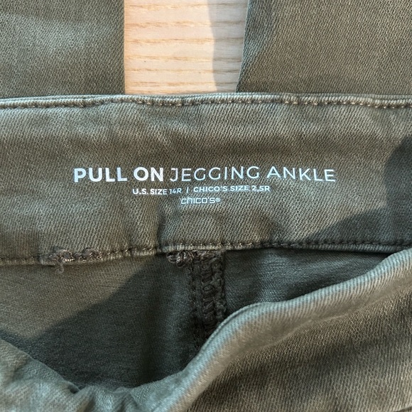 NWT. Chico's Pull On Jegging. Size 2.5R. - Picture 5 of 5